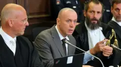 Сергей Кузнецов в окружении адвокатов